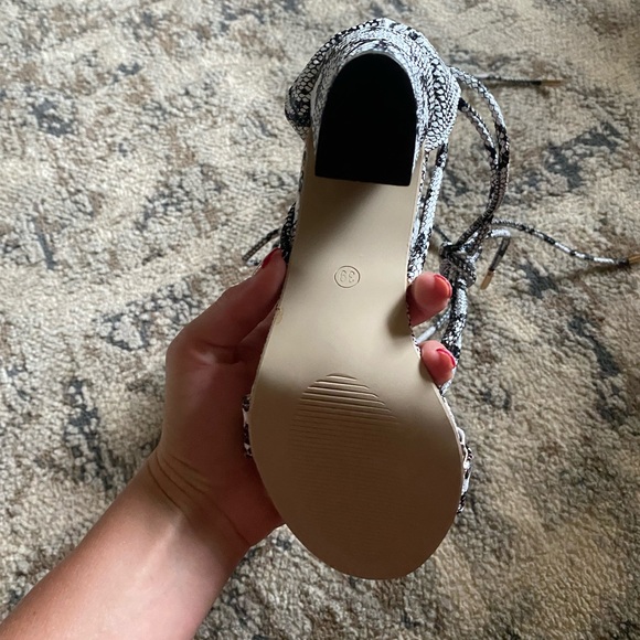 Snakeskin heels - Picture 2 of 3